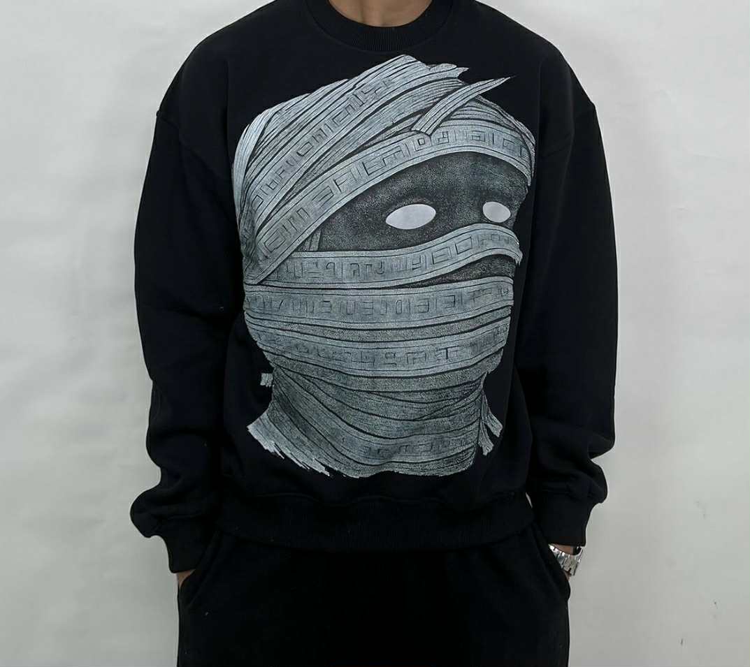 “Luminous Mummy Black crewneck
